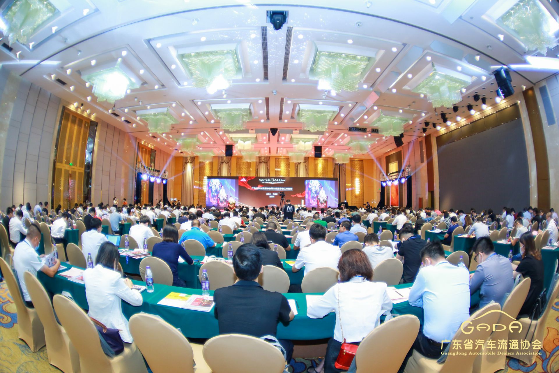 喜报丨成都嘉诚自然资源开发有限公司“包揽”省汽车流通行业颁奖礼53项大奖(图1)